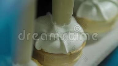 冰淇淋生产线的特写镜头。 冰淇淋厂用冰淇淋灌装晶片杯